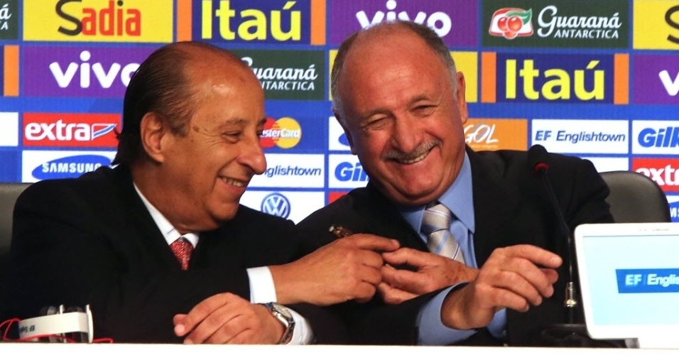 07.mai.2014 - Felipão (dir.) brinca com Marco Polo del Nero durante anúncio dos 23 jogadores convocados para a Copa do Mundo