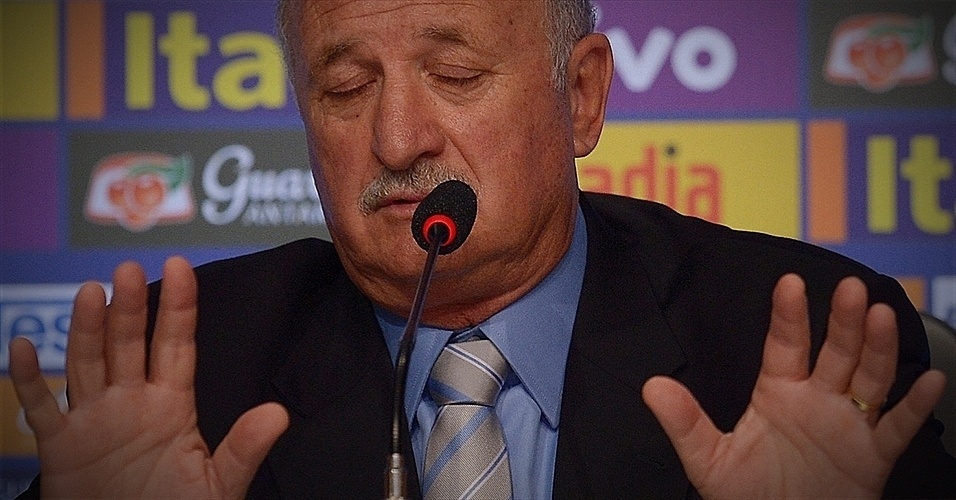 07.mai.2014 - Felipão faz careta enquanto concede entrevista coletiva após anunciar os 23 convocados para a Copa do Mundo