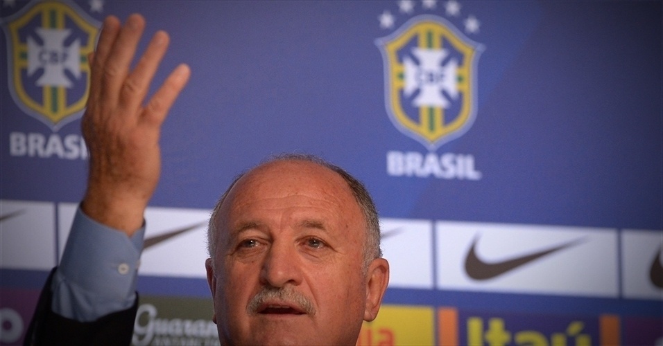 07.mai.2014 - Felipão gesticula enquanto concede entrevista coletiva após anunciar os 23 convocados para a Copa do Mundo