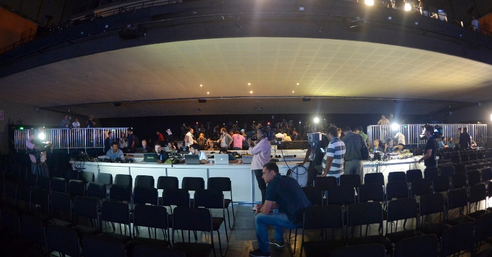07.mai.2014 - Jornalistas já se arrumam em teatro no Rio de Janeiro enquanto aguardam o início da convocação da seleção brasileira para a Copa do Mundo