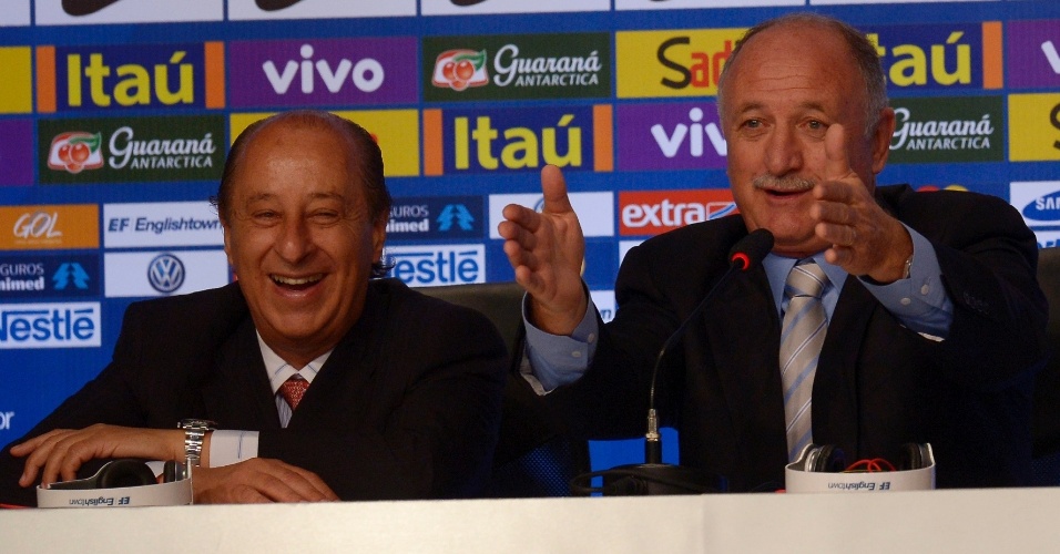 07.mai.2014 - Marco Polo del Nero sorri enquanto Felipão conversa com a imprensa após convocação da seleção