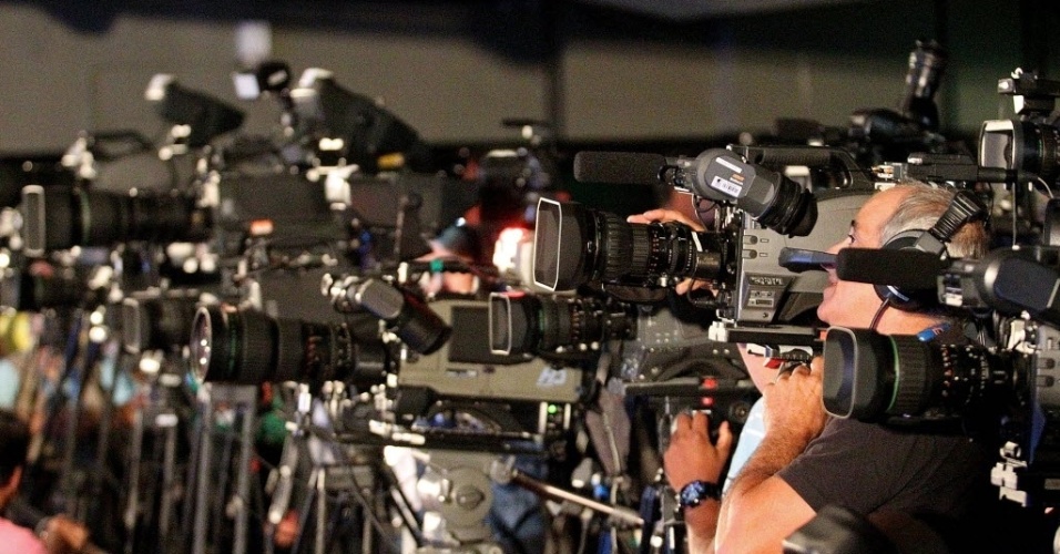 07.mai.2014 - Muitas câmeras filmaram e fotografaram Felipão durante a convocação do técnico para a Copa do Mundo