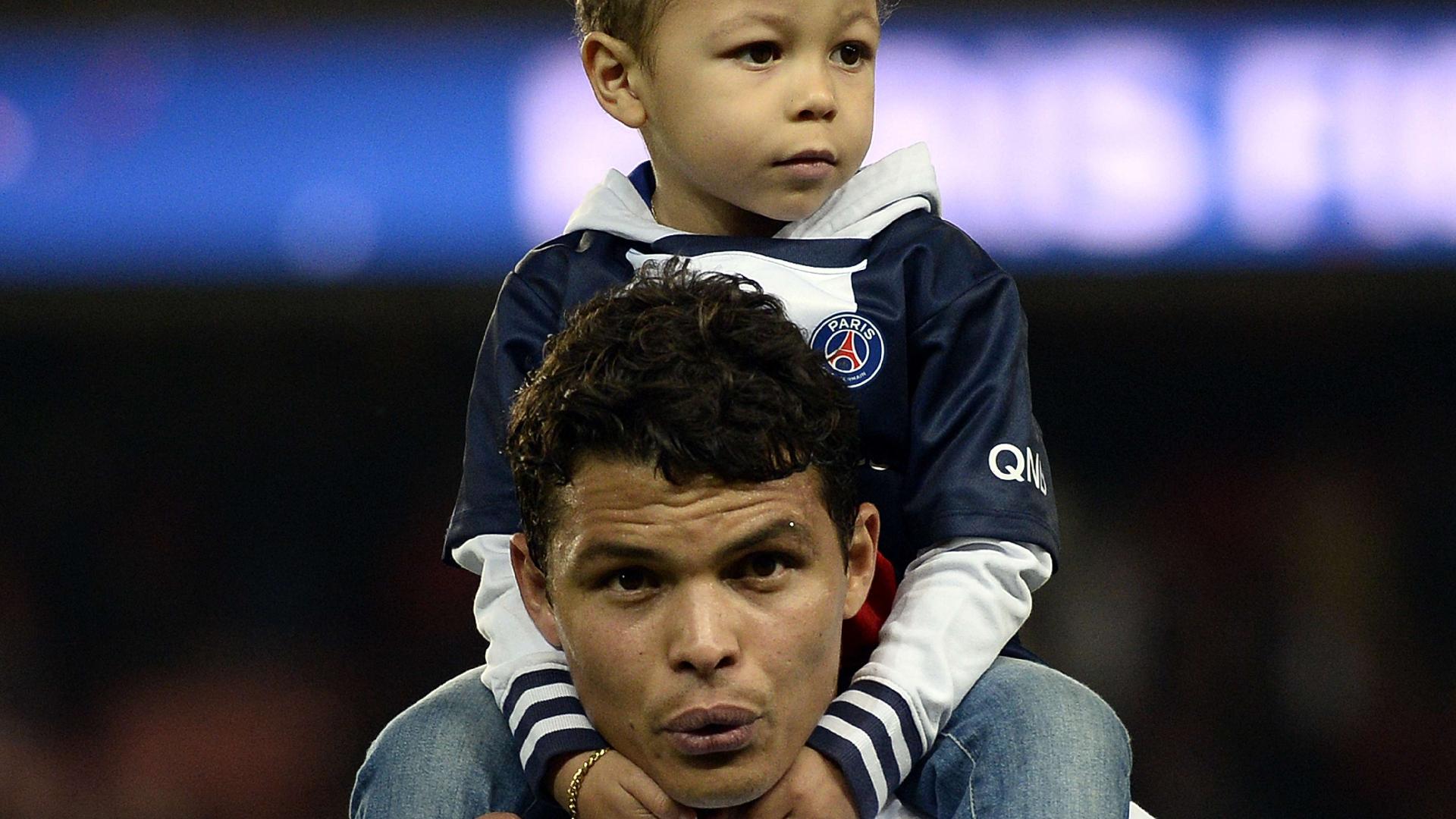 07.mai.2014 - Zagueiro Thiago Silva leva filho para o campo durante comemoração do título do Campeonato Francês