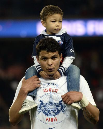 07.mai.2014 - Zagueiro Thiago Silva leva filho para o campo durante comemoração do título do Campeonato Francês