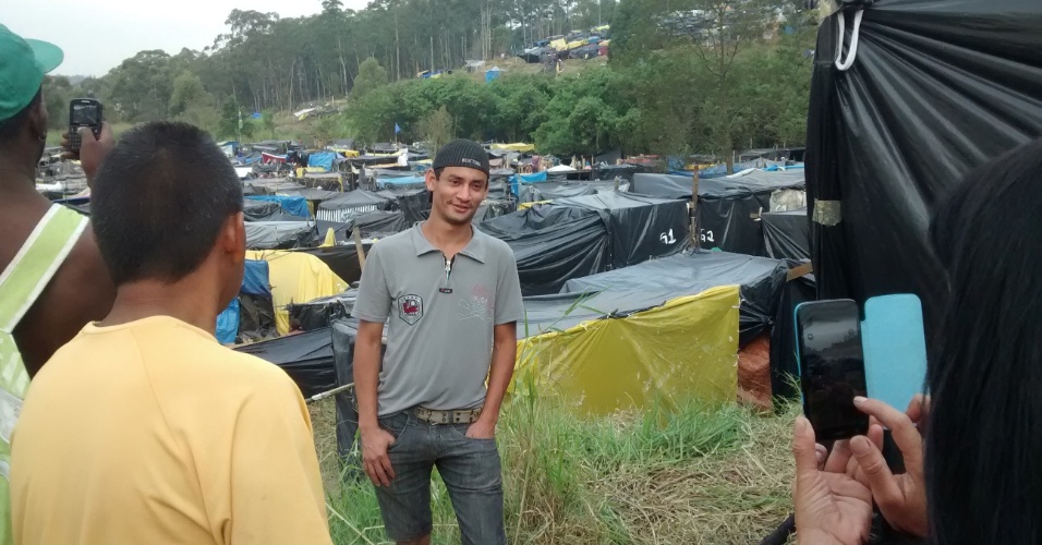 6 abr. 2014 - Trabalhadores sem-teto de São Paulo montam acampamento "Copa do Povo" a 4 km do Itaquerão
