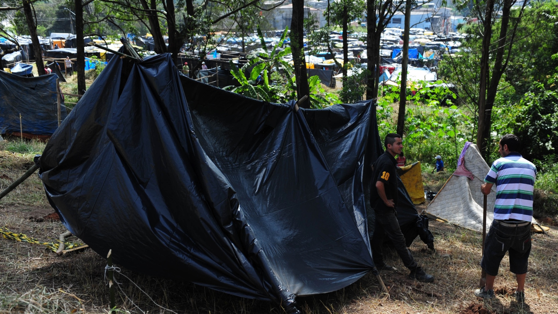 6 abr. 2014 - Trabalhadores sem-teto de São Paulo montam acampamento 