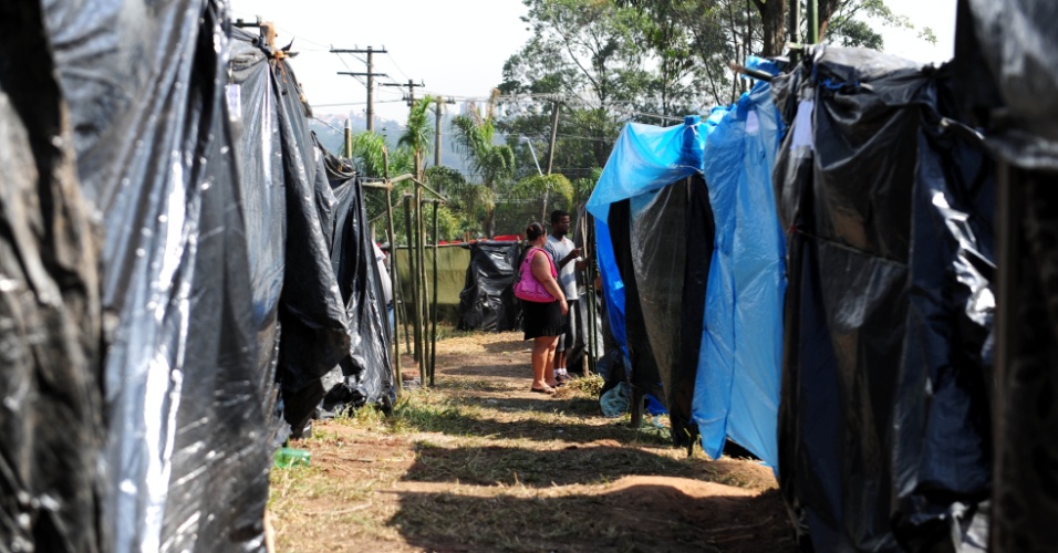 6 abr. 2014 - Trabalhadores sem-teto de São Paulo montam acampamento "Copa do Povo" a 4 km do Itaquerão