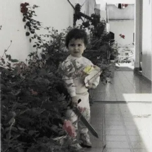 Juliana Rosa era tão fã de seriados japoneses que tinha sua fantasia de Changeman e espada para brincar com o irmão - Arquivo Pessoal