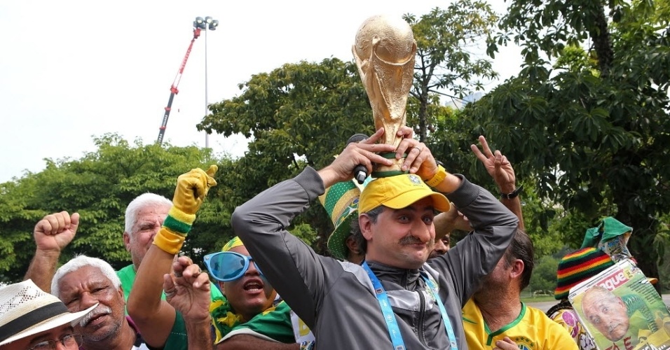 Torcedores e humoristas marcam presença no lado de fora da convocação da seleção brasileira para a Copa