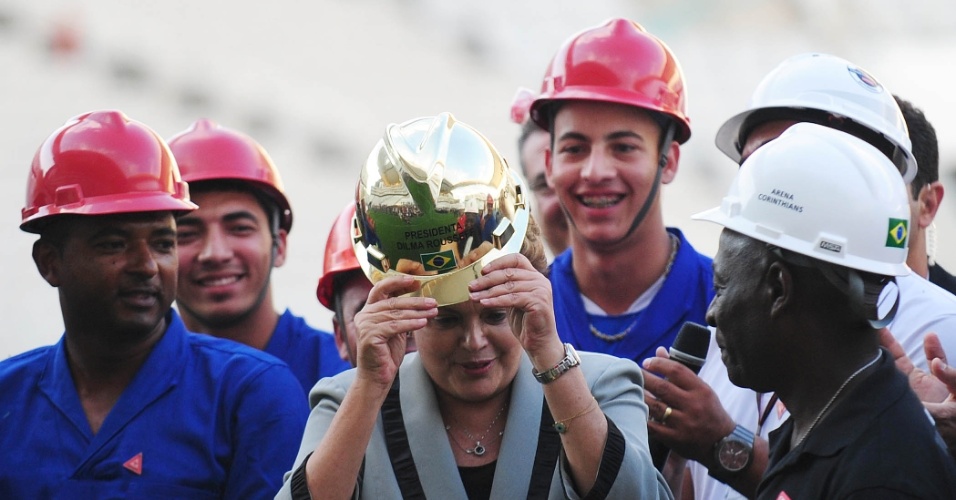 08.05.14 - Ao lado de operários, presidente Dilma Rousseff veste capacete no Itaquerão