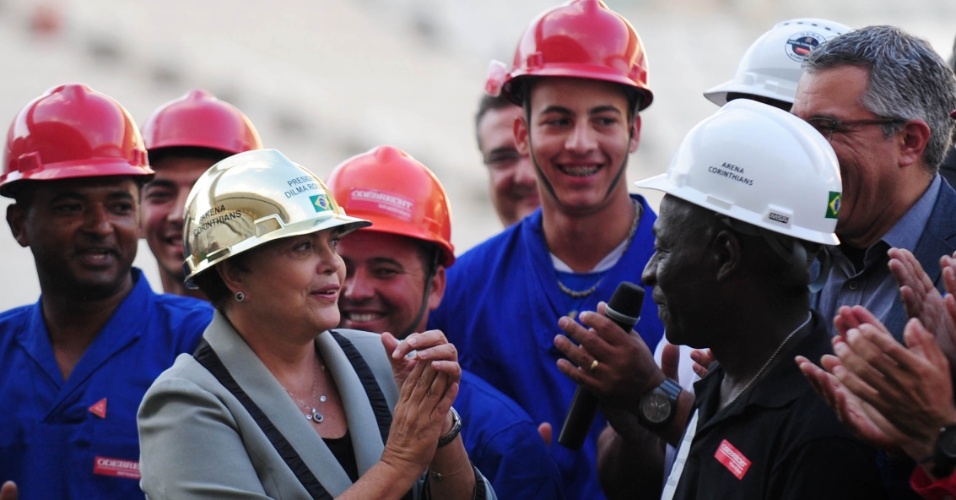 08.05.14 - Ao lado de operários, presidente Dilma Rousseff veste capacete no Itaquerão