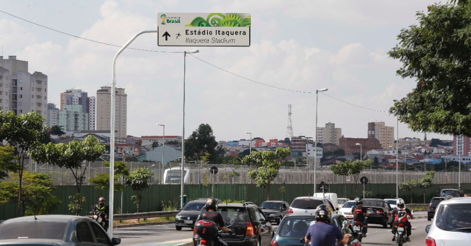 08.05.14 - Avenida Radial Leste ganha placa de sinalização para o Itaquerão, estádio paulista da Copa
