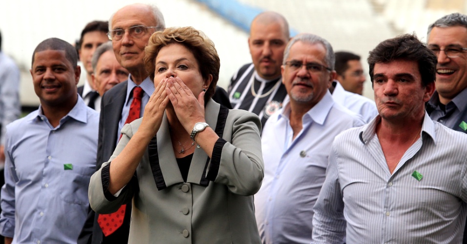 08.05.14 - Dilma Rousseff manda beijo ao lado de Marcelinho Carioca, Eduardo Suplicy, Andrés Sanchez e Alexandre Padilha