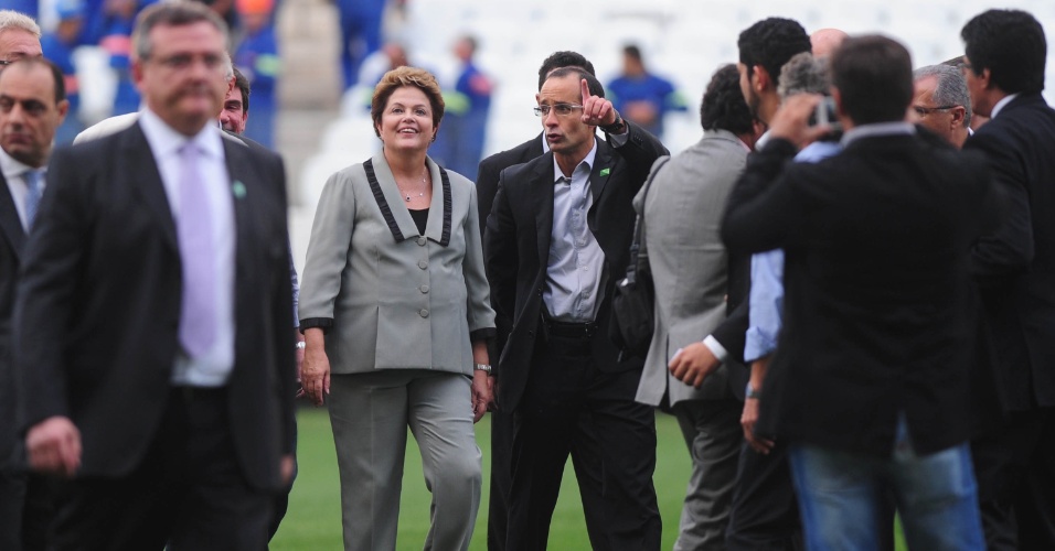 08.05.14 - Presidente Dilma Rousseff anda pelo gramado do Itaquerão próximo ao mandatário do Corinthians, Mário Gobbi