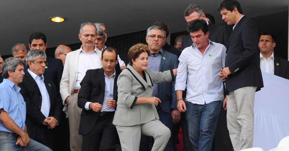 08.05.14 - Presidente Dilma Rousseff visita tribunas do Itaquerão ao lado de Aldo Rebelo, Alexandre Padilha, Fernando Haddad, Andrés Sanchez e Mário Gobbi