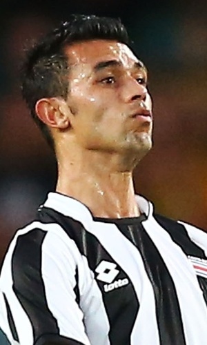 19.nov.2013 - Giancarlo González, da Costa Rica, cabeceia a bola durante amistoso contra a Austrália em Sydney