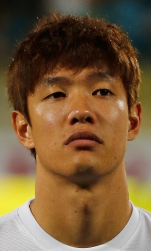 19.nov.2013 - Hong Jeong-Ho, da Coreia do Sul, fica perfilado antes do amistoso contra a Rússia em Dubai