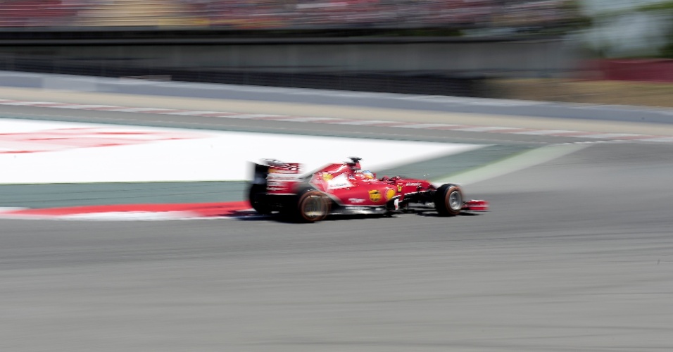 09.mai.2014 - Fernando Alonso conduz sua Ferrari durante sessão de treino livre para o GP da Espanha