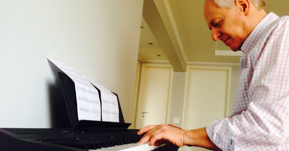 Milton Leite, narrador do SporTV, mostra seu novo hobby: tocar piano.