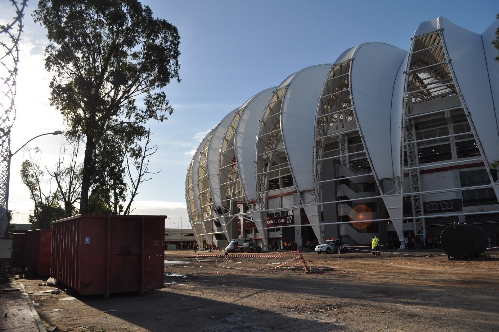 10 mai 2014 - Piso sem pavimentação ainda atrapalha, mas Beira-Rio está perto de 'padrão Fifa' - Marinho Saldanha/UOL Esporte