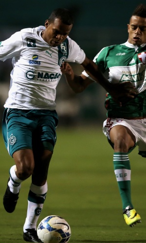 10.05.14 - Vitor, do Goiás, leva a bola enquanto é marcado por Matheus, do Palmeiras