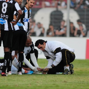 10.05.14 - Volante Fernando Bob, da Ponte Preta, é atendido após sofrer grave lesão no jogo com o ABC - undefined