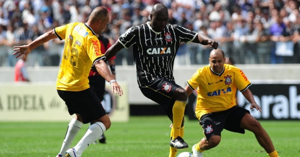 10.mai.2014 - Colombiano Freddy Rincón disputa lance ao lado de Gil, ambos ex-jogadores do Corinthians que foram ao Itaquerão participar de um evento-teste neste sábado