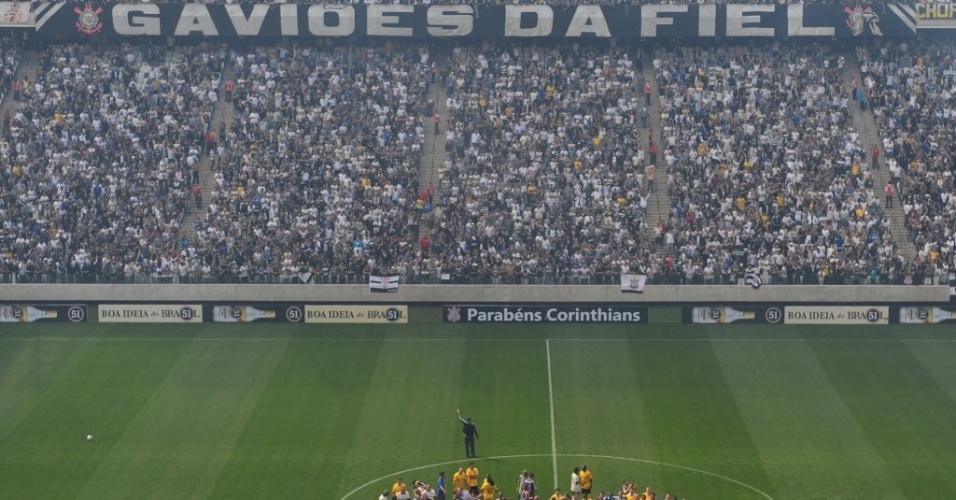 10.mai.2014 - Corinthians inaugura o Itaquerão com a torcida enchendo boa parte das arquibancadas