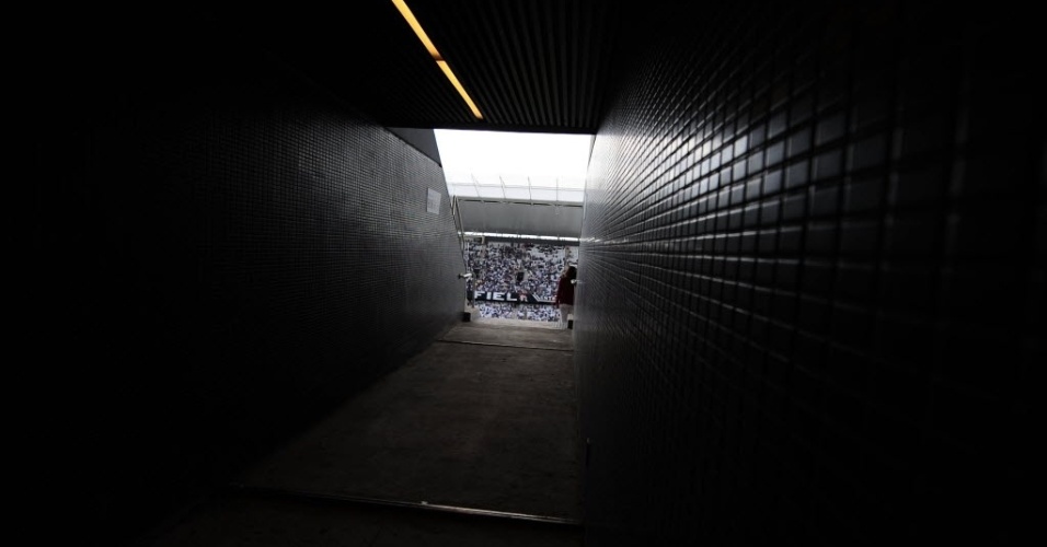 10.mai.2014 - Detalhe de um dos túneis das arquibancadas do Itaquerão; estádio recebe o seu segundo evento-teste neste sábado