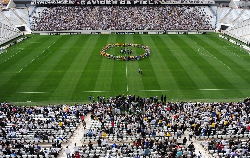 10.mai.2014 - Mais de 100 ex-jogadores que fizeram história com a camisa do Corinthians participam de evento-teste que inaugura o Itaquerão