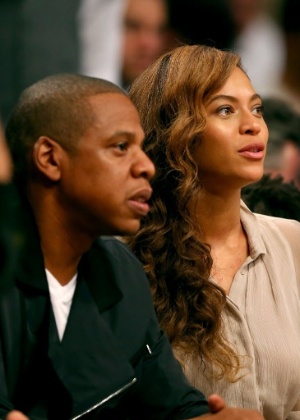 Beyoncé assiste a jogo de basquete com o marido Jay-Z