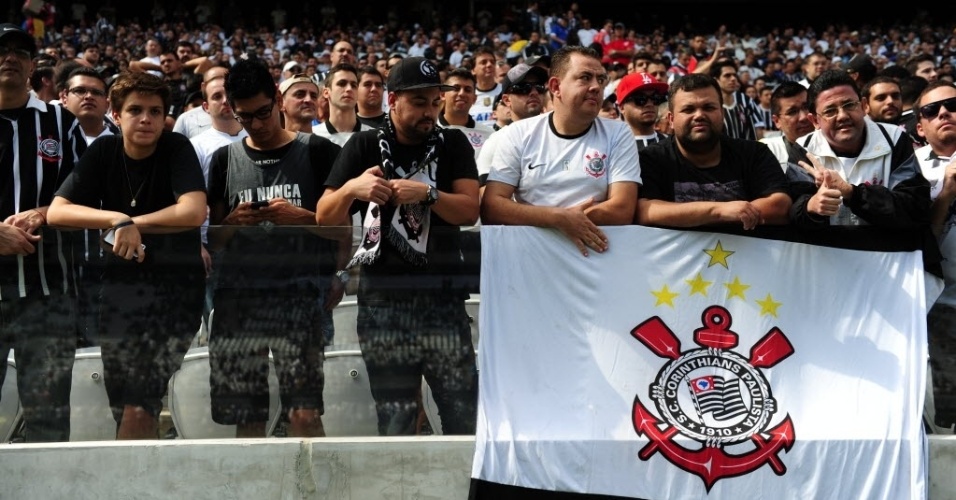 10.mai.2014 - Torcedores assistem às partidas dos veteranos do Corinthians no Itaquerão