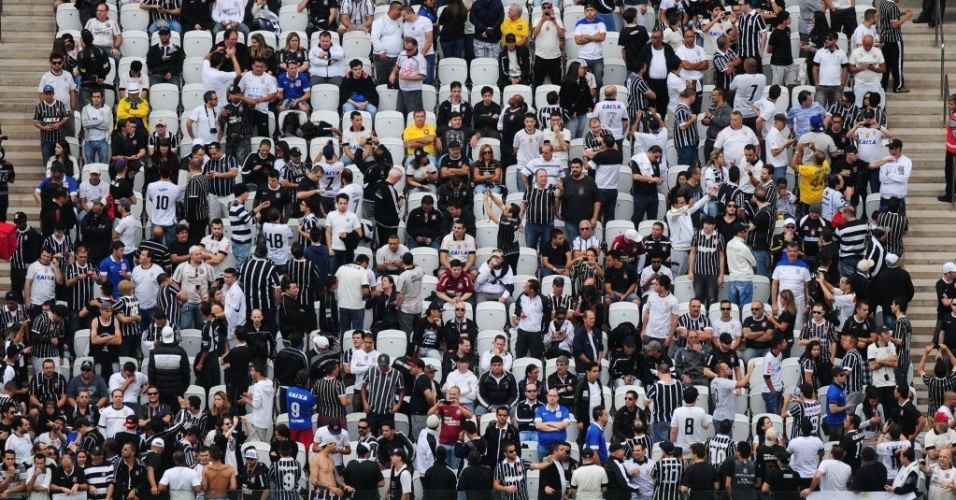 10.mai.2014 - Torcedores do Corinthians fazem a festa durante evento-teste no Itaquerão neste sábado