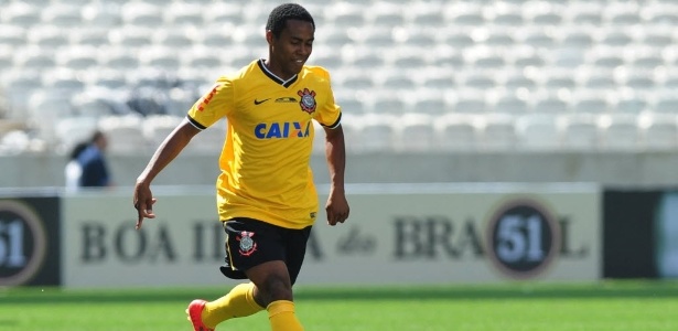 Elias esteve em campo no Itaquerão durante um amistoso de inauguração do estádio - Junior Lago/UOL