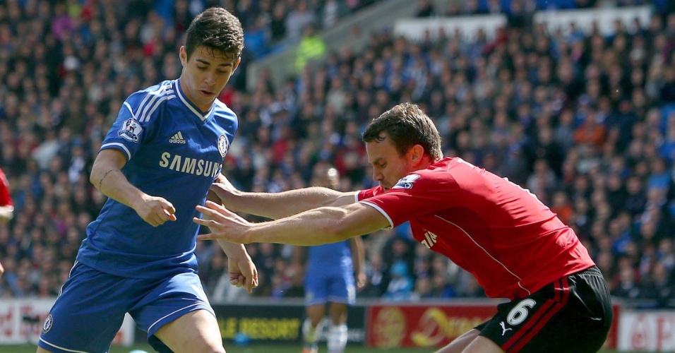 11.mai.2014 - Oscar tenta passar pela marcação de jogador do Cardiff City durante partida pelo Campeonato Inglês