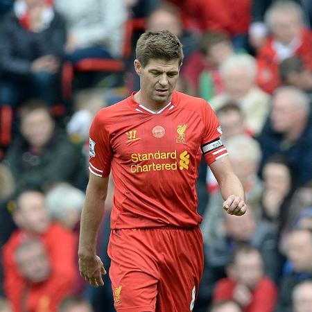 Steven Gerrard exibe cara de decepção após Liverpool sofrer gol - EFE/EPA/PETER