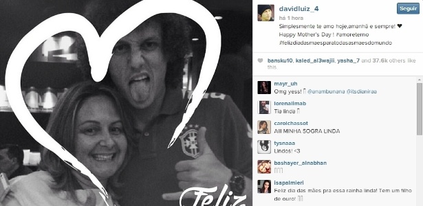 Zagueiro David Luiz posa foto com a mãe Regina e faz declaração de amor