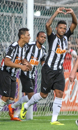 Atacante André comemora gol na vitória do Atlético-MG sobre o Cruzeiro, por 2 a 1, no Independência