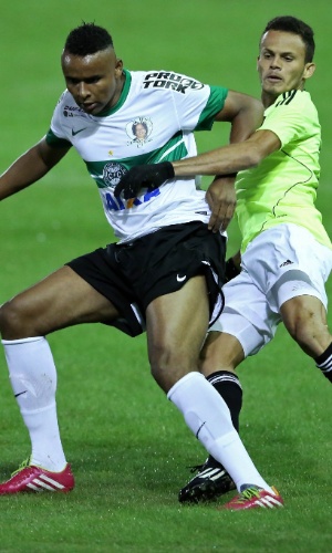 Jajá, do Coritiba, se livra de Renê, do Sport, durante o jogo da quarta rodada do Brasileirão - 11.05.14