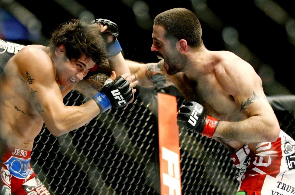 11.mai.2014 - Matt Brown aplica golpes no brasileiro Erick Silva durante o UFC de Cincinatti - Joe Maiorana-USA TODAY Sports