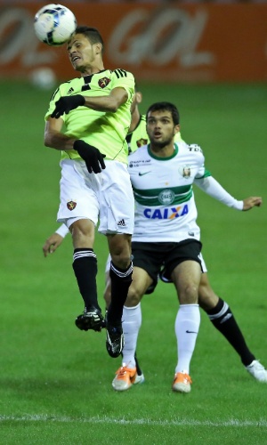 Renê, do Sport, mata a bola de cabeça, observado por Norberto, do Coritiba