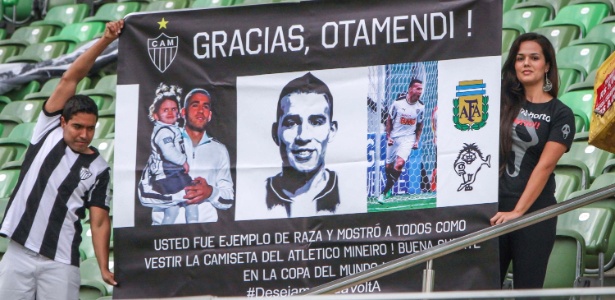 Torcedores exibem cartaz de agradecimento ao zagueiro Otamendi durante clássico com o Cruzeiro - Bruno Cantini/site oficial do Atlético-MG