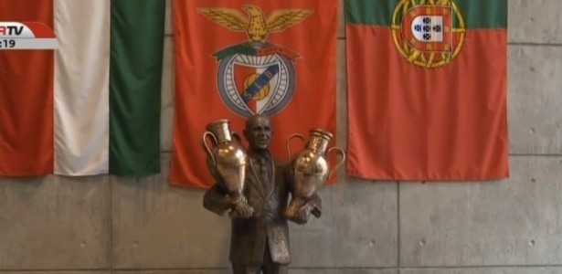 Bela Guttmann ganhou estátua para tentar quebrar maldição - Reprodução/Benfica TV