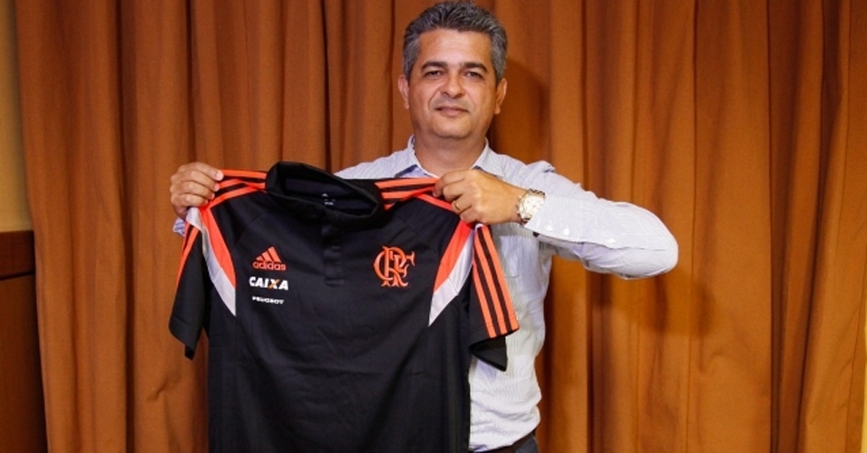 14 mai. 2014 - Treinador Ney Franco posa com a camisa do Flamengo após assinar contrato até o fim de 2015