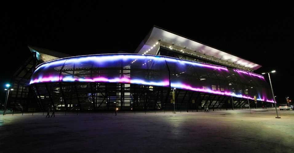 14.mai.2014 - Arena Pantanal passa por testes de iluminação externa antes de primeira partida oficial do estádio