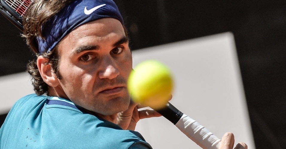 14.mai.2014 - Federer observa a bola antes de rebatê-la na partida contra Jeremy Chardy pelo Masters 1000 de Roma