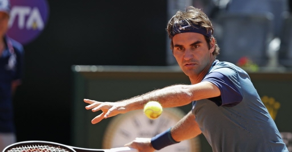 14.mai.2014 - Federer rebate bola de Jeremy Chardy em partida pelo Masters 1000 de Roma
