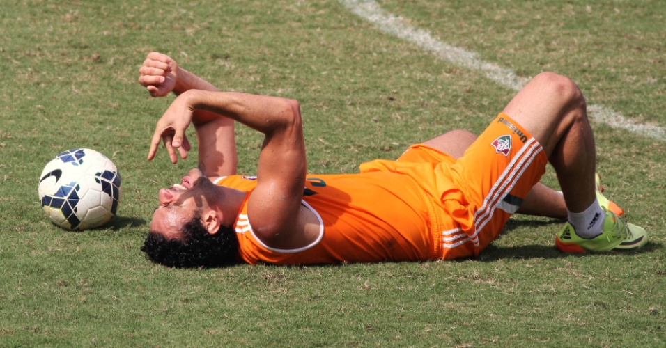 14.maio.2014 - Fred finge lesão durante brincadeira com goleiro reserva do Fluminense
