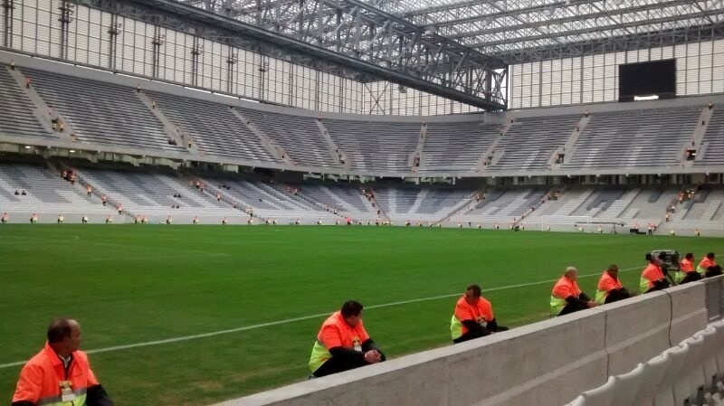 Seguranças se preparam para o teste da Arena da Baixada no jogo entre Atlético-PR e Corinthians