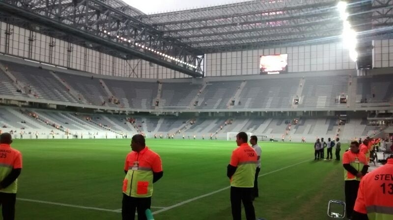 Seguranças se preparam para o teste da Arena da Baixada no jogo entre Atlético-PR e Corinthians